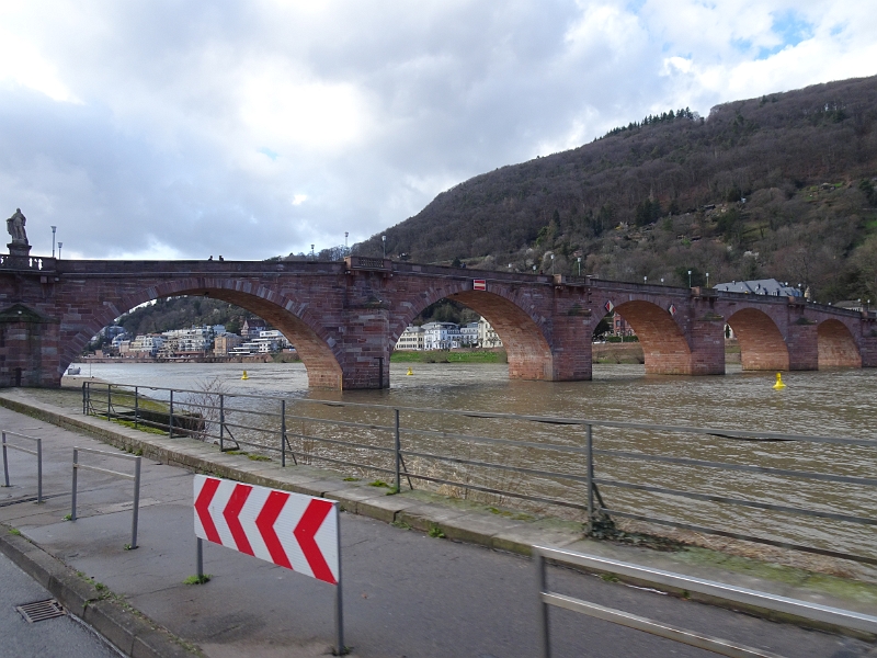 DSC03634.JPG - ...unter der alten Brücke in Heidelberg hindurch...
